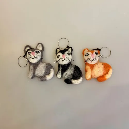 Nøglering med Filtet Kat, kat, katte, kattenøglering, filtkat, filtet, filetde, uldfilt, nøglering, katteting, ting med katte, ketteejer, gave, gaveide, julegave, lille særlig, personlig, speciel, biti, ribe,