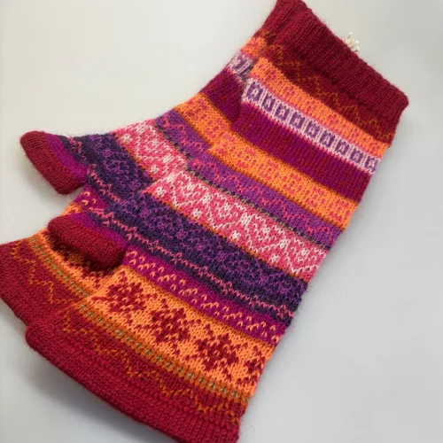 Pulsvarmere i Blød Alpaka Uld - Mikaela Rød Lilla, muffedisser, mikaela, redwine, pink, lilla, orange, alpaka, uld, luksus, fingerløse, fingerfri, mobilhandsker, mobilvanter, kulørte, luksuriøse, sjove, frække, friske, farverige, tynde, varme, smarte, søde, vanter, handsker, vinter, tilbehør, julegave, gave, uldne, fintstrikkede, mønsterstrik, uldhandsker, dame, pige, muntre, biti, ribe, lamauld