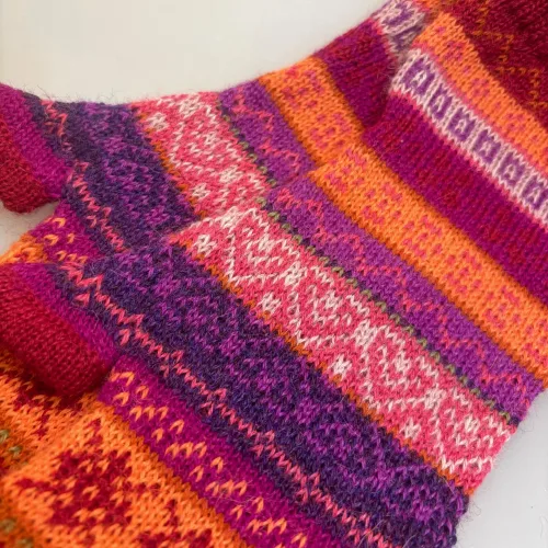 Pulsvarmere i Blød Alpaka Uld - Mikaela Rød Lilla, muffedisser, mikaela, redwine, pink, lilla, orange, alpaka, uld, luksus, fingerløse, fingerfri, mobilhandsker, mobilvanter, kulørte, luksuriøse, sjove, frække, friske, farverige, tynde, varme, smarte, søde, vanter, handsker, vinter, tilbehør, julegave, gave, uldne, fintstrikkede, mønsterstrik, uldhandsker, dame, pige, muntre, biti, ribe, lamauld