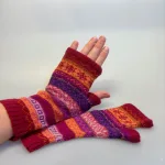 Pulsvarmere i Blød Alpaka Uld - Mikaela Rød Lilla, muffedisser, mikaela, redwine, pink, lilla, orange, alpaka, uld, luksus, fingerløse, fingerfri, mobilhandsker, mobilvanter, kulørte, luksuriøse, sjove, frække, friske, farverige, tynde, varme, smarte, søde, vanter, handsker, vinter, tilbehør, julegave, gave, uldne, fintstrikkede, mønsterstrik, uldhandsker, dame, pige, muntre, biti, ribe, lamauld