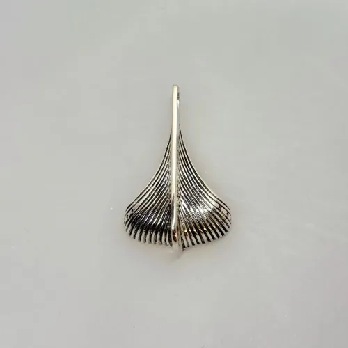 Vikingevedhæng i Sølv - Vikingestævn Gokstad L, kd, 46288-11, 40 mm, 4 cm, stort, Vikingestævn, gokstad, skib, vikingeskib, vikinger, vikingesmykker, vikingetid, gamle, nordiske, guder, tro, mytologi, aser, asatro, stævn, krigsskib, sølv, sterling, sølv, ægte, original, kopismykke, museumssmykke, museums, vedhæng, gaveide, flot, elegant, halskæde, biti, ribe, ansgar, domkirken,