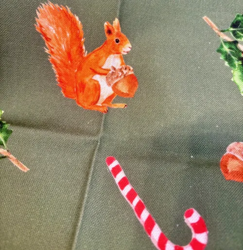 Viskestykke Bomuld med Tryk - Skovens Dyr Jul, sugarcane, slikstok, juleviskestykke, jul i skoven, bambi, egern, ræv, hjort, rådyr, dådyr, kristorn, lækkert, gave, gaveide, viskestykke, køkken, biti, ribe, akvarel, maluu,