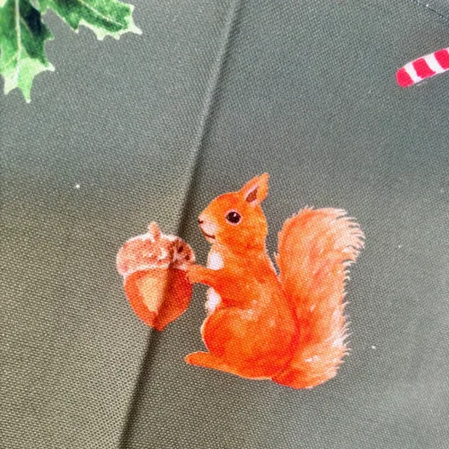 Viskestykke Bomuld med Tryk - Skovens Dyr Jul, sugarcane, slikstok, juleviskestykke, jul i skoven, bambi, egern, ræv, hjort, rådyr, dådyr, kristorn, lækkert, gave, gaveide, viskestykke, køkken, biti, ribe, akvarel, maluu,