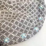 Alpehue Baret af Uld Lysegrå med Broderi, baret, alpehue, fransk, strikket, strikhue, hue, uld, smuk, forglemmigej, blomster, håndbroderet, strik, 21526, yndig, særlig, klædelig, feminin, smart, sød, piger, damer, rund, fairtrade, natur, rene, materialer, holdbar, bæredygtig, biti, ribe, nordisk,