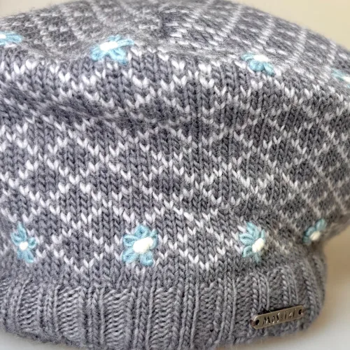 Alpehue Baret af Uld Lysegrå med Broderi, baret, alpehue, fransk, strikket, strikhue, hue, uld, smuk, forglemmigej, blomster, håndbroderet, strik, 21526, yndig, særlig, klædelig, feminin, smart, sød, piger, damer, rund, fairtrade, natur, rene, materialer, holdbar, bæredygtig, biti, ribe, nordisk,
