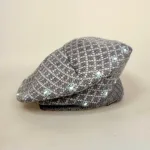 Alpehue Baret af Uld Lysegrå med Broderi, baret, alpehue, fransk, strikket, strikhue, hue, uld, smuk, forglemmigej, blomster, håndbroderet, strik, 21526, yndig, særlig, klædelig, feminin, smart, sød, piger, damer, rund, fairtrade, natur, rene, materialer, holdbar, bæredygtig, biti, ribe, nordisk,