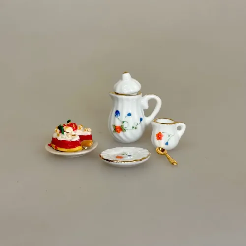 Miniature Lagkage med Flødeskum og Jordbær, Miniature Tallerken Porcelæn Blomster, Miniature Flødekande med Blomst, kande, miniature, 1:12, mini, fløde, flødekande, mælkekande, porcelæn, kaffe, 70824, service, kaffebord, kaffeservice, stel, sæt, dukkehus, ting, tilbehør, nisser, nissedør, nissehus, dukkehusting, dukketing, biti, ribe, sætterkasse, symbolsk, gave, gaveide, pension, england, afternoon tea, high tea, rejse, london, gavekort, personlig, sang, tale, sjov,