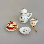 Miniature Tallerken Porcelæn Blomster, Miniature Lagkage med Flødeskum og Jordbær, Miniature Flødekande med Blomst, kande, miniature, 1:12, mini, fløde, flødekande, mælkekande, porcelæn, kaffe, 70824, service, kaffebord, kaffeservice, stel, sæt, dukkehus, ting, tilbehør, nisser, nissedør, nissehus, dukkehusting, dukketing, biti, ribe, sætterkasse, symbolsk, gave, gaveide, pension, england, afternoon tea, high tea, rejse, london, gavekort, personlig, sang, tale, sjov,