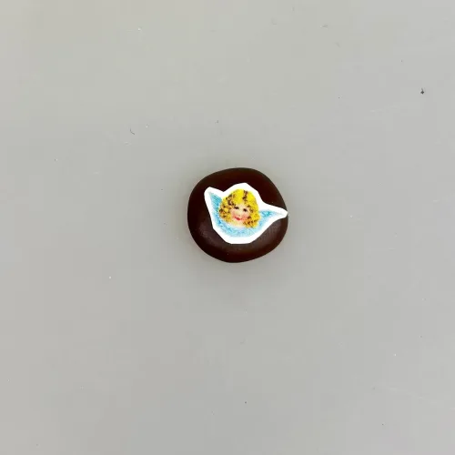 Miniature Honningkage med Engel, rund, rudne, honningbombe, glansbilleder, Engel, engle, glansbillede, honningkage med engel, honningkagehjerte, hjerte, af honning, honningkage, kagemand, glansbillede, julebag, julekage, 1:12, mini, mad, kager, bager, dukkehus, dukkehuset, tilbehør, ting, miniature, nisser, nisse, nissedør, nissehus, nissebo, juleting, små, flytter ind, jul i, biti, ribe, den store bagedyst, konditor, biti, 1:12