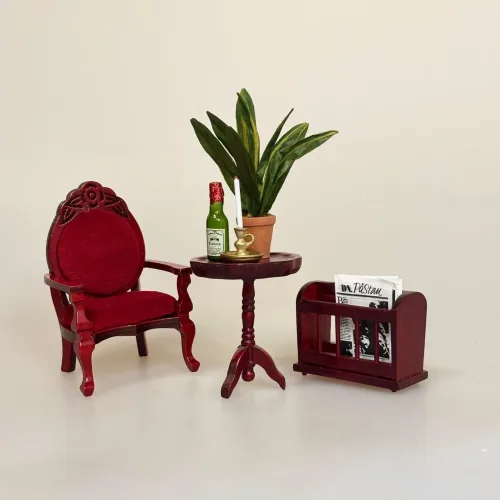 Miniature Bredbladet Grøn Plante, Miniature Aviskurv Mahogni, Miniature Lille Rundt Bord Mahogny, Miniature Lænestol med Velour, rød, vinrød, bordeaux, uptown, upstairs, polster, polstret, medaljon, 23112, herskabelig, dukkehus, dukkestue, dukkestol, 1:12, miniature, mahogni, elegant, dukkehusmøbler, dukkemøbler, nisser, nissehus, nissedør, nisseting, tilbehør, ting, til, interiør, symbolsk, gave, gaveide, miniature, mini, flot, gavekort, biti, ribe