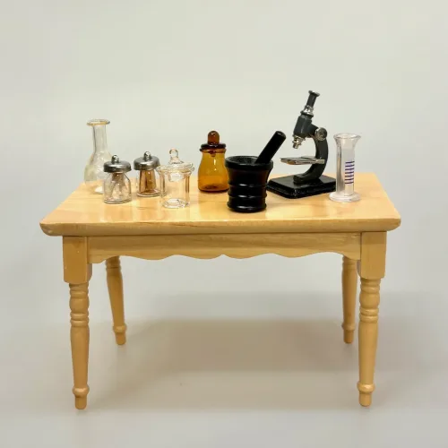 Mikroskop Miniature, Miniature Pilleglas Klart, bonbonniere, Miniature Måleglas Cyllinder, Sort Miniature Morter, slikglas, slikkrukke, krukke, glaskrukke, 1:12, miniature, 5924, klart, tomt, sygehus, læge, doktor, sygeplejeske, Mikroskop miniature ,Reagensglas kolber miniature ,laboratorie, laboratorieudstyr, Morter messing miniature, mini, miniaturer, dukkehus, dukkehuset, nisser, til nisser, nisserne, nissebo, nissedør, naturvidenskab, forsker, sangskjuler, apotekerglas, apotekerkrukke, sætterkasse, sættekasse, sættekasseting, samler, små, ting, biti, ribe, kemi, farmaceut, apotek, apoteker, patient,