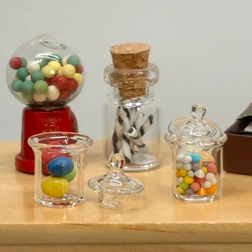 Miniature Løse Kulørte Æg, Miniature Tyggegummi Automat Lille, Miniature Glas med Bolchestænger Sort Hvid, slikbutik, slik, chokolade, bolcher, bland selv slik, symbolsk, gavekort, gave, slikmund, sjov, Miniature Pilleglas Klart, bonbonniere, slikglas, slikkrukke, krukke, glaskrukke, 1:12, miniature, 5924, klart, tomt, sygehus, læge, doktor, sygeplejeske, Mikroskop miniature ,Reagensglas kolber miniature ,laboratorie, laboratorieudstyr, Morter messing miniature, mini, miniaturer, dukkehus, dukkehuset, nisser, til nisser, nisserne, nissebo, nissedør, naturvidenskab, forsker, sangskjuler, apotekerglas, apotekerkrukke, sætterkasse, sættekasse, sættekasseting, samler, små, ting, biti, ribe, kemi, farmaceut, apotek, apoteker, patient,