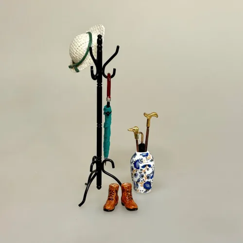 Miniature Porcelænsvase Hvid og Blå, gulvvase, 8923, urne, porcelænsvase, miniature, keramik, romersk, aphora, vase, håndmalet, miniature, miniaturer, dukkehus, ting, til, sættekasse, sætterkasse, sætterkasseting, 1:12, kigkasse, symbolsk gave, sangskjuler, pynt, lillebitte, vase, pengegave, biti, ribe, nisser, nissedør, nissebo, Ming, Mingvase,