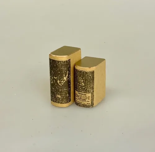 To Tykke Miniature Bøger Antik, 70957, antikke, gamle, værker, opslagsværker, store, bøger, tykke, lekture, læsehest, bibliotek, laboratorium, laboratorie, forskning, videnskab, videnskabsmand, troldmand, merlin, dumbledore, harry potter, magi, miniature, bøger, bog, nisser, nissedør, nissehus, nisseting, hyggelig, stemning, reoler, bogreol, 1:12, dukkehus, ting, tilbehør, kontor, skole, universitet, symbolsk, gave, sang, tale, sangskjuler, eksamen, kandidat, bachelor, professor, biti, ribe