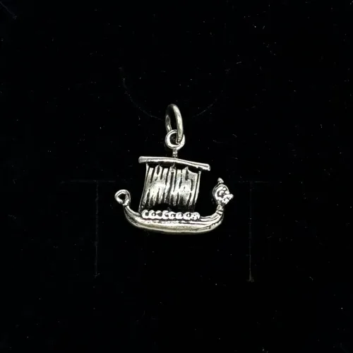 Vedhæng i Sølv - Vikinge Langskib Lille, langbåd, langskib, kd, 98129, skridbladner, langbåd, vikingebåd, vikingeskib, dragestævn, fund, nordisk mytologi, asatro, fund, museumssmykker, kopi smykker, danefæ, ribe, vadehavet, danmarks ældste by, biti, thor, freja, odin, ydun, idun, ægte, original, kopi, museums,