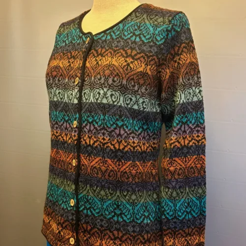 Alpaka Cardigan - Catedral med Rund Hals - Blå/Gylden, black, multi, dæmpede, mættede, farver, varme, lamauld, alpaka, alpakka, alpaca, fintstrikket, luksus, luksuriøs, eksklusiv, lækker, kvalitet, holdbar, feminin, tidløs, klædelig, figur, flot, bæredygtig, natur, mørkeblå, marineblå, blå, navy, smuk, elegant, anvendelig, uld, silkeblød, varm, lun, strikjakke, strikket, cardigan, særlig, speciel, biti, ribe,