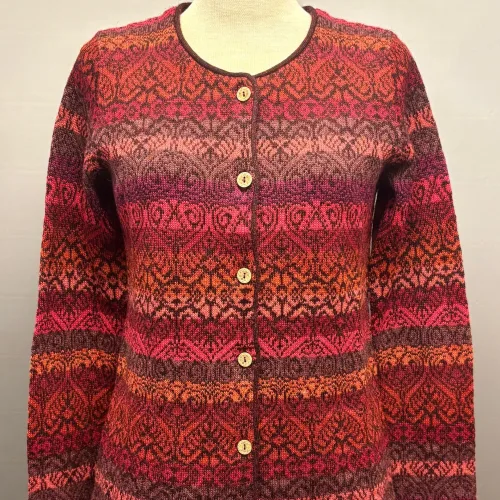 Alpaka Cardigan - Catedral med Rund Hals - Røde Farver, rot, bærfarver, rosa, bordeaux, vinrød, brændte, varme, lamauld, alpaka, alpakka, alpaca, fintstrikket, luksus, luksuriøs, eksklusiv, lækker, kvalitet, holdbar, feminin, tidløs, klædelig, figur, flot, bæredygtig, natur, mørkeblå, marineblå, blå, navy, smuk, elegant, anvendelig, uld, silkeblød, varm, lun, strikjakke, strikket, cardigan, særlig, speciel, biti, ribe,