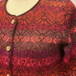 Alpaka Cardigan - Catedral med Rund Hals - Røde Farver, rot, bærfarver, rosa, bordeaux, vinrød, brændte, varme, lamauld, alpaka, alpakka, alpaca, fintstrikket, luksus, luksuriøs, eksklusiv, lækker, kvalitet, holdbar, feminin, tidløs, klædelig, figur, flot, bæredygtig, natur, mørkeblå, marineblå, blå, navy, smuk, elegant, anvendelig, uld, silkeblød, varm, lun, strikjakke, strikket, cardigan, særlig, speciel, biti, ribe,