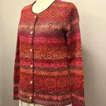 Alpaka Cardigan - Catedral med Rund Hals - Røde Farver, rot, bærfarver, rosa, bordeaux, vinrød, brændte, varme, lamauld, alpaka, alpakka, alpaca, fintstrikket, luksus, luksuriøs, eksklusiv, lækker, kvalitet, holdbar, feminin, tidløs, klædelig, figur, flot, bæredygtig, natur, mørkeblå, marineblå, blå, navy, smuk, elegant, anvendelig, uld, silkeblød, varm, lun, strikjakke, strikket, cardigan, særlig, speciel, biti, ribe,