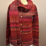 Alpaka Cardigan - Catedral med Rund Hals - Røde Farver, rot, bærfarver, rosa, bordeaux, vinrød, brændte, varme, lamauld, alpaka, alpakka, alpaca, fintstrikket, luksus, luksuriøs, eksklusiv, lækker, kvalitet, holdbar, feminin, tidløs, klædelig, figur, flot, bæredygtig, natur, mørkeblå, marineblå, blå, navy, smuk, elegant, anvendelig, uld, silkeblød, varm, lun, strikjakke, strikket, cardigan, særlig, speciel, biti, ribe,