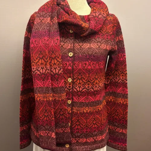 Alpaka Cardigan - Catedral med Rund Hals - Røde Farver, rot, bærfarver, rosa, bordeaux, vinrød, brændte, varme, lamauld, alpaka, alpakka, alpaca, fintstrikket, luksus, luksuriøs, eksklusiv, lækker, kvalitet, holdbar, feminin, tidløs, klædelig, figur, flot, bæredygtig, natur, mørkeblå, marineblå, blå, navy, smuk, elegant, anvendelig, uld, silkeblød, varm, lun, strikjakke, strikket, cardigan, særlig, speciel, biti, ribe,