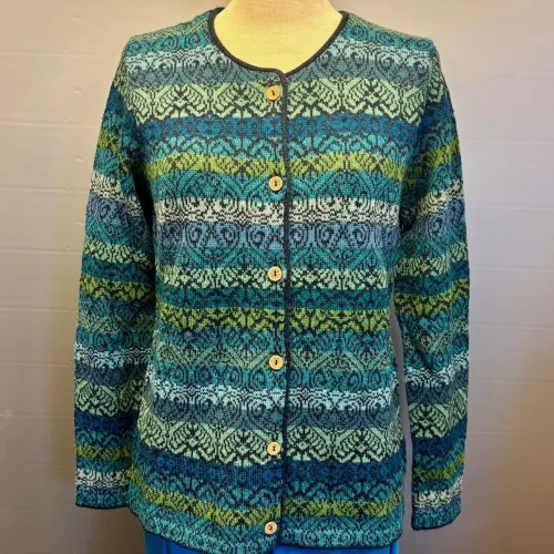 Alpaka Cardigan - Catedral med Rund Hals - Turkis/Blå, grøn, turquoise, blå, farver, hav, lamauld, alpaka, alpakka, alpaca, fintstrikket, luksus, luksuriøs, eksklusiv, lækker, kvalitet, holdbar, feminin, tidløs, klædelig, figur, flot, bæredygtig, natur, mørkeblå, marineblå, blå, navy, smuk, elegant, anvendelig, uld, silkeblød, varm, lun, strikjakke, strikket, cardigan, særlig, speciel, biti, ribe,