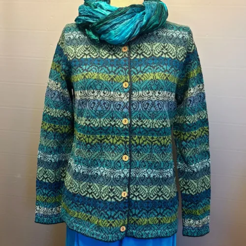 Alpaka Cardigan - Catedral med Rund Hals - Turkis/Blå, grøn, turquoise, blå, farver, hav, lamauld, alpaka, alpakka, alpaca, fintstrikket, luksus, luksuriøs, eksklusiv, lækker, kvalitet, holdbar, feminin, tidløs, klædelig, figur, flot, bæredygtig, natur, mørkeblå, marineblå, blå, navy, smuk, elegant, anvendelig, uld, silkeblød, varm, lun, strikjakke, strikket, cardigan, særlig, speciel, biti, ribe,