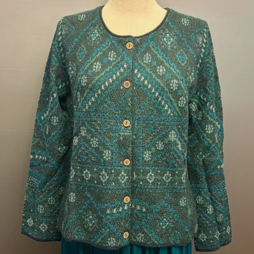 Alpaka Cardigan - Ethnic med Rund Hals - Turkis Grøn, babyalpaka, alpaka, alpakauld, uld, blød, cashmere, strik, strikket, strikjakke, cardigan, knapper, let, varm, lækker, luksus, elegant, diskret, alsidig, tidløs, holdbar, bæredygtig, naturmateriale, rene, naturfibre, speciel, eksklusiv, smuk, lækker, lun, smart, biti, ribe, handloomed, fintstrikket