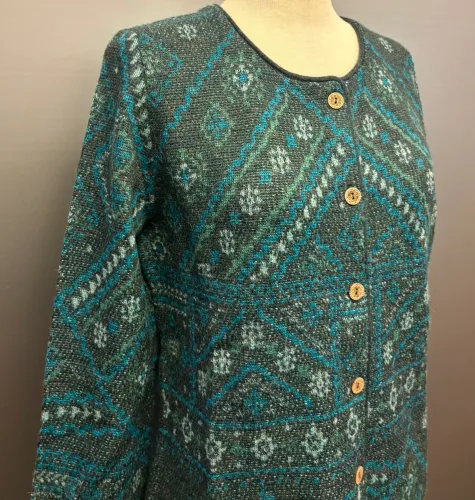 Alpaka Cardigan - Ethnic med Rund Hals - Turkis Grøn, babyalpaka, alpaka, alpakauld, uld, blød, cashmere, strik, strikket, strikjakke, cardigan, knapper, let, varm, lækker, luksus, elegant, diskret, alsidig, tidløs, holdbar, bæredygtig, naturmateriale, rene, naturfibre, speciel, eksklusiv, smuk, lækker, lun, smart, biti, ribe, handloomed, fintstrikket