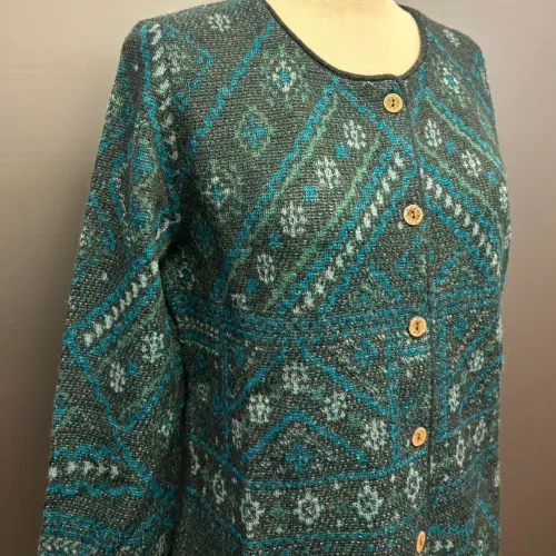 Alpaka Cardigan - Ethnic med Rund Hals - Turkis Grøn, babyalpaka, alpaka, alpakauld, uld, blød, cashmere, strik, strikket, strikjakke, cardigan, knapper, let, varm, lækker, luksus, elegant, diskret, alsidig, tidløs, holdbar, bæredygtig, naturmateriale, rene, naturfibre, speciel, eksklusiv, smuk, lækker, lun, smart, biti, ribe, handloomed, fintstrikket