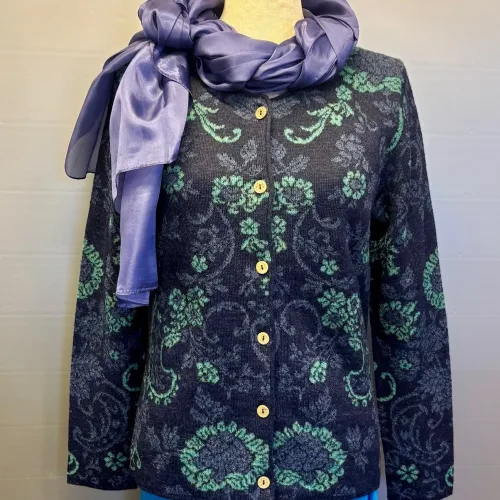 Alpaka Cardigan - Ute med Rund Hals - Midnatsblå, lamauld, alpaka, alpakka, alpaca, fintstrikket, luksus, luksuriøs, eksklusiv, lækker, kvalitet, holdbar, feminin, tidløs, klædelig, figur, flot, bæredygtig, natur, mørkeblå, marineblå, blå, navy, smuk, elegant, anvendelig, uld, silkeblød, varm, lun, strikjakke, strikket, cardigan, særlig, speciel, biti, ribe,