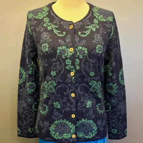 Alpaka Cardigan - Ute med Rund Hals - Midnatsblå, lamauld, alpaka, alpakka, alpaca, fintstrikket, luksus, luksuriøs, eksklusiv, lækker, kvalitet, holdbar, feminin, tidløs, klædelig, figur, flot, bæredygtig, natur, mørkeblå, marineblå, blå, navy, smuk, elegant, anvendelig, uld, silkeblød, varm, lun, strikjakke, strikket, cardigan, særlig, speciel, biti, ribe,