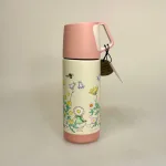 Elsa Beskow Termoflaske - Blomsterfesten, termokande, termo, varme drikke, kaffekande, tekande, med, på tur, arbejde, job, skole, sød, feminin, piger, veninde, gave, gaveide, svensk, kær, lækker, kvalitet, handy, pendler, blomsterfesten, elsa beskow, eventyr, pastelfarvet, pastelfarve, rosa, lyserød, pink, rätt start, godkendt, fri, miljø, fødevaregodkendt, biti, ribe