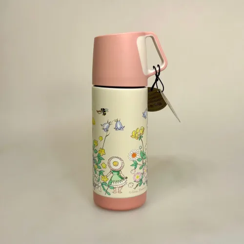 Elsa Beskow Termoflaske - Blomsterfesten, termokande, termo, varme drikke, kaffekande, tekande, med, på tur, arbejde, job, skole, sød, feminin, piger, veninde, gave, gaveide, svensk, kær, lækker, kvalitet, handy, pendler, blomsterfesten, elsa beskow, eventyr, pastelfarvet, pastelfarve, rosa, lyserød, pink, rätt start, godkendt, fri, miljø, fødevaregodkendt, biti, ribe