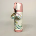 Elsa Beskow Termoflaske - Blomsterfesten, termokande, termo, varme drikke, kaffekande, tekande, med, på tur, arbejde, job, skole, sød, feminin, piger, veninde, gave, gaveide, svensk, kær, lækker, kvalitet, handy, pendler, blomsterfesten, elsa beskow, eventyr, pastelfarvet, pastelfarve, rosa, lyserød, pink, rätt start, godkendt, fri, miljø, fødevaregodkendt, biti, ribe