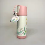 Elsa Beskow Termoflaske - Blomsterfesten, termokande, termo, varme drikke, kaffekande, tekande, med, på tur, arbejde, job, skole, sød, feminin, piger, veninde, gave, gaveide, svensk, kær, lækker, kvalitet, handy, pendler, blomsterfesten, elsa beskow, eventyr, pastelfarvet, pastelfarve, rosa, lyserød, pink, rätt start, godkendt, fri, miljø, fødevaregodkendt, biti, ribe