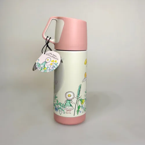 Elsa Beskow Termoflaske - Blomsterfesten, termokande, termo, varme drikke, kaffekande, tekande, med, på tur, arbejde, job, skole, sød, feminin, piger, veninde, gave, gaveide, svensk, kær, lækker, kvalitet, handy, pendler, blomsterfesten, elsa beskow, eventyr, pastelfarvet, pastelfarve, rosa, lyserød, pink, rätt start, godkendt, fri, miljø, fødevaregodkendt, biti, ribe