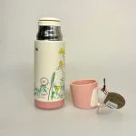 Elsa Beskow Termoflaske - Blomsterfesten, termokande, termo, varme drikke, kaffekande, tekande, med, på tur, arbejde, job, skole, sød, feminin, piger, veninde, gave, gaveide, svensk, kær, lækker, kvalitet, handy, pendler, blomsterfesten, elsa beskow, eventyr, pastelfarvet, pastelfarve, rosa, lyserød, pink, rätt start, godkendt, fri, miljø, fødevaregodkendt, biti, ribe