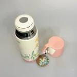 Elsa Beskow Termoflaske - Blomsterfesten, termokande, termo, varme drikke, kaffekande, tekande, med, på tur, arbejde, job, skole, sød, feminin, piger, veninde, gave, gaveide, svensk, kær, lækker, kvalitet, handy, pendler, blomsterfesten, elsa beskow, eventyr, pastelfarvet, pastelfarve, rosa, lyserød, pink, rätt start, godkendt, fri, miljø, fødevaregodkendt, biti, ribe