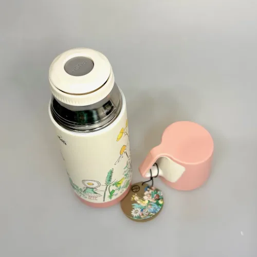 Elsa Beskow Termoflaske - Blomsterfesten, termokande, termo, varme drikke, kaffekande, tekande, med, på tur, arbejde, job, skole, sød, feminin, piger, veninde, gave, gaveide, svensk, kær, lækker, kvalitet, handy, pendler, blomsterfesten, elsa beskow, eventyr, pastelfarvet, pastelfarve, rosa, lyserød, pink, rätt start, godkendt, fri, miljø, fødevaregodkendt, biti, ribe