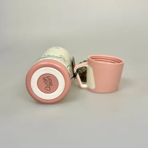 Elsa Beskow Termoflaske - Blomsterfesten, termokande, termo, varme drikke, kaffekande, tekande, med, på tur, arbejde, job, skole, sød, feminin, piger, veninde, gave, gaveide, svensk, kær, lækker, kvalitet, handy, pendler, blomsterfesten, elsa beskow, eventyr, pastelfarvet, pastelfarve, rosa, lyserød, pink, rätt start, godkendt, fri, miljø, fødevaregodkendt, biti, ribe