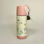 Elsa Beskow Termoflaske - Blomsterfesten, termokande, termo, varme drikke, kaffekande, tekande, med, på tur, arbejde, job, skole, sød, feminin, piger, veninde, gave, gaveide, svensk, kær, lækker, kvalitet, handy, pendler, blomsterfesten, elsa beskow, eventyr, pastelfarvet, pastelfarve, rosa, lyserød, pink, rätt start, godkendt, fri, miljø, fødevaregodkendt, biti, ribe
