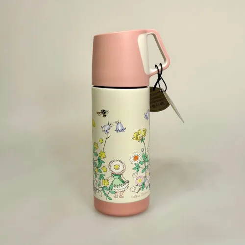 Elsa Beskow Termoflaske - Blomsterfesten, termokande, termo, varme drikke, kaffekande, tekande, med, på tur, arbejde, job, skole, sød, feminin, piger, veninde, gave, gaveide, svensk, kær, lækker, kvalitet, handy, pendler, blomsterfesten, elsa beskow, eventyr, pastelfarvet, pastelfarve, rosa, lyserød, pink, rätt start, godkendt, fri, miljø, fødevaregodkendt, biti, ribe