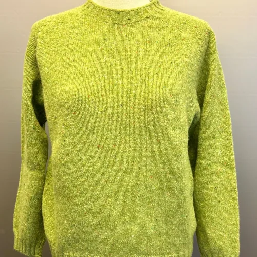 Harley of Scotland - Dame Pullover Donegal Tweed Lysegrøn, avocado, gulgrøn, eriskay, nister, lus, damer, damestrik, dametrøje, sweater, pullover, strikket, uld, lambswool, donegal, nister, meleret, kvalitet, flot, enkel, elegant, sporty, holdbar, skotsk, saddleback, underspillet, luksus, smuk, lkker, ren, blød, kradser ikke, let, lun, biti, ribe