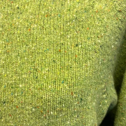 Harley of Scotland - Dame Pullover Donegal Tweed Lysegrøn, avocado, gulgrøn, eriskay, nister, lus, damer, damestrik, dametrøje, sweater, pullover, strikket, uld, lambswool, donegal, nister, meleret, kvalitet, flot, enkel, elegant, sporty, holdbar, skotsk, saddleback, underspillet, luksus, smuk, lkker, ren, blød, kradser ikke, let, lun, biti, ribe