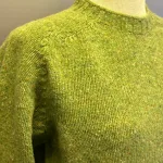 Harley of Scotland - Dame Pullover Donegal Tweed Lysegrøn, avocado, gulgrøn, eriskay, nister, lus, damer, damestrik, dametrøje, sweater, pullover, strikket, uld, lambswool, donegal, nister, meleret, kvalitet, flot, enkel, elegant, sporty, holdbar, skotsk, saddleback, underspillet, luksus, smuk, lkker, ren, blød, kradser ikke, let, lun, biti, ribe