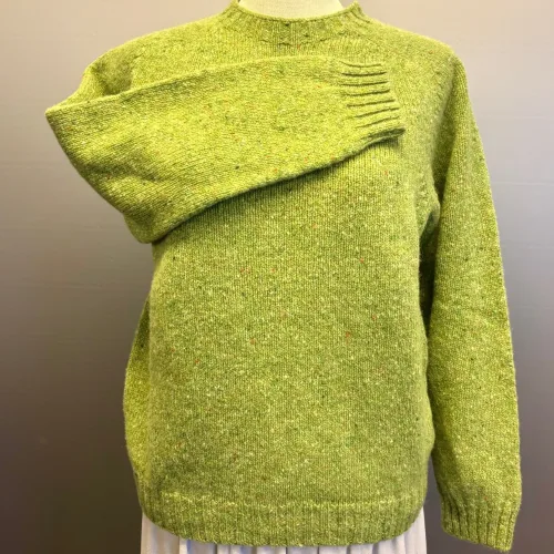 Harley of Scotland - Dame Pullover Donegal Tweed Lysegrøn, avocado, gulgrøn, eriskay, nister, lus, damer, damestrik, dametrøje, sweater, pullover, strikket, uld, lambswool, donegal, nister, meleret, kvalitet, flot, enkel, elegant, sporty, holdbar, skotsk, saddleback, underspillet, luksus, smuk, lkker, ren, blød, kradser ikke, let, lun, biti, ribe