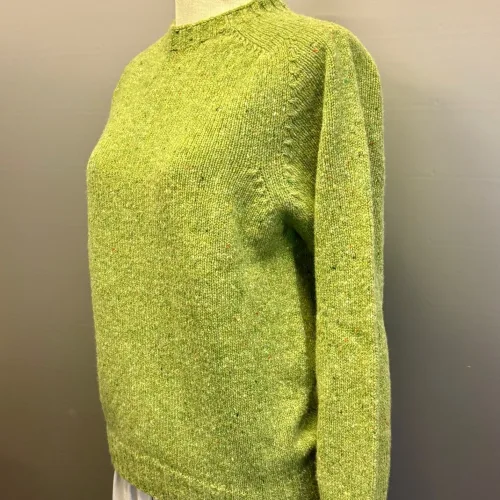 Harley of Scotland - Dame Pullover Donegal Tweed Lysegrøn, avocado, gulgrøn, eriskay, nister, lus, damer, damestrik, dametrøje, sweater, pullover, strikket, uld, lambswool, donegal, nister, meleret, kvalitet, flot, enkel, elegant, sporty, holdbar, skotsk, saddleback, underspillet, luksus, smuk, lkker, ren, blød, kradser ikke, let, lun, biti, ribe