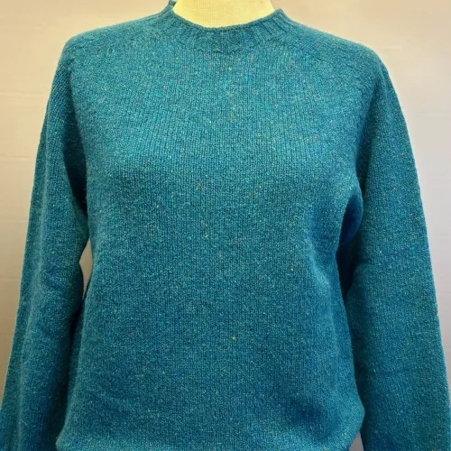 Harley of Scotland - Dame Pullover Donegal Tweed Petrolblå, turkis, azurblå, gigha, damer, damestrik, dametrøje, sweater, pullover, strikket, uld, lambswool, donegal, nister, meleret, kvalitet, flot, enkel, elegant, sporty, holdbar, skotsk, saddleback, underspillet, luksus, smuk, lkker, ren, blød, kradser ikke, let, lun, biti, ribe