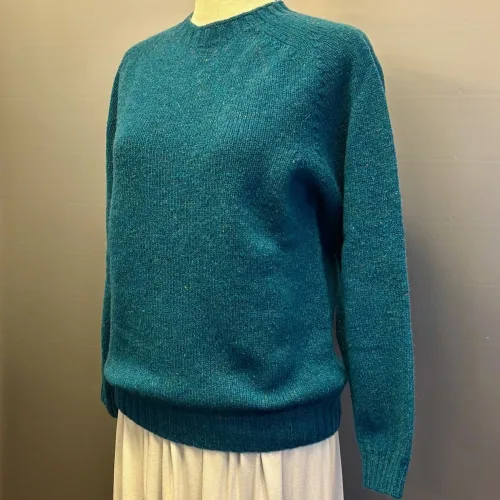 Harley of Scotland - Dame Pullover Donegal Tweed Petrolblå, turkis, azurblå, gigha, damer, damestrik, dametrøje, sweater, pullover, strikket, uld, lambswool, donegal, nister, meleret, kvalitet, flot, enkel, elegant, sporty, holdbar, skotsk, saddleback, underspillet, luksus, smuk, lkker, ren, blød, kradser ikke, let, lun, biti, ribe